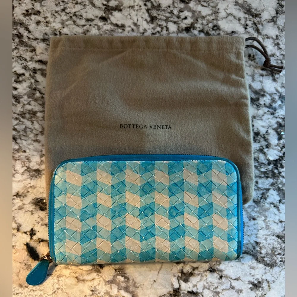 PRICED2SELL🔥Bottega Veneta Intrecciato Turquoise and Beige Leather Wallet*RARE*